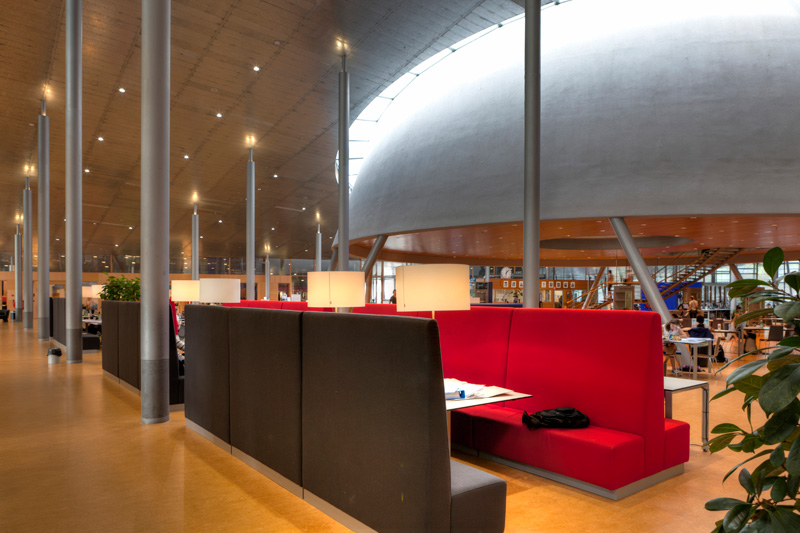 Delft, NL: TU Zentralbibliothek innen, Erdgeschoss (Mecanoo-Architekten 1998)